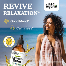 Gouttes de teinture de mélisse Wild & Organic dans une cuillère