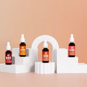 Gouttes de vitamine B12 BIOTOPLEVEL sur table en bois