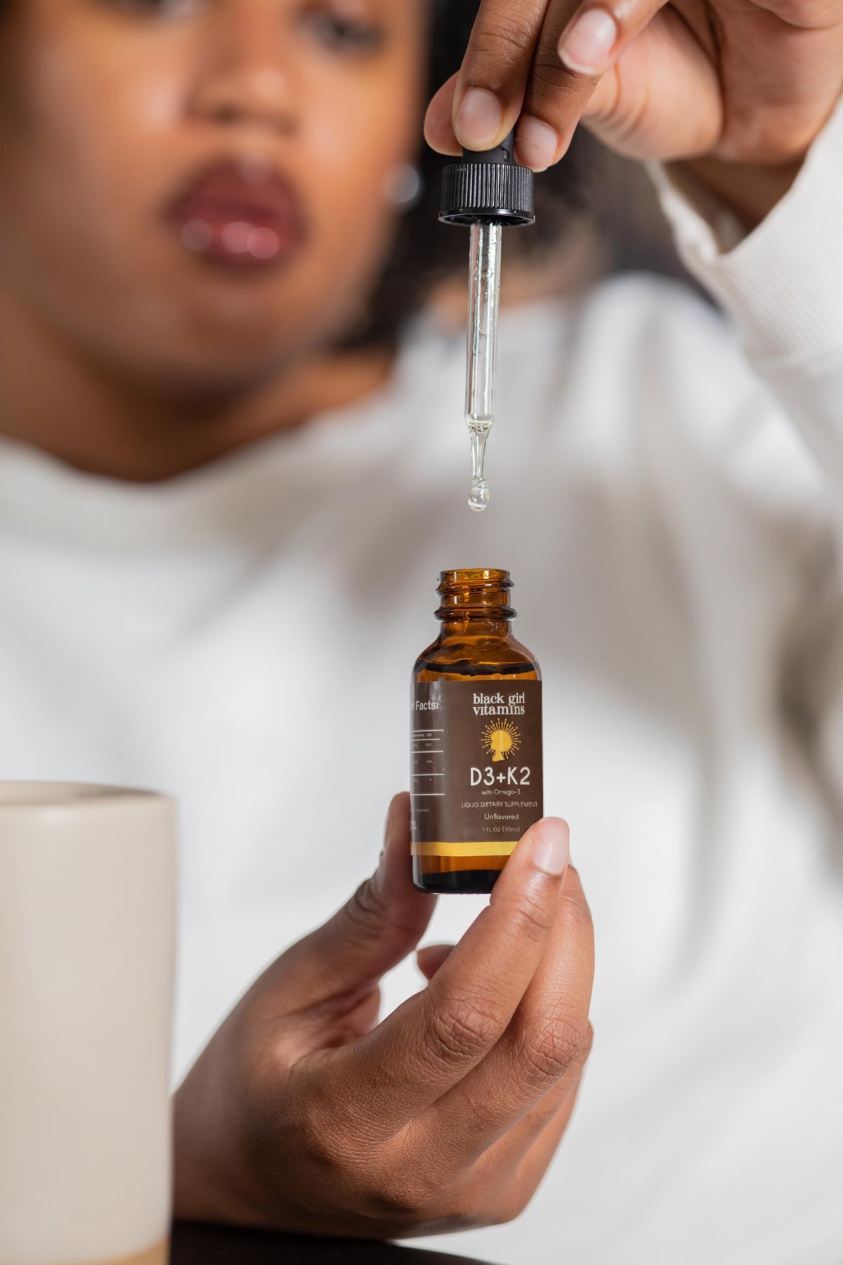 Gouttes de vitamine D3 K2 avec oméga 3 dans un verre d'eau