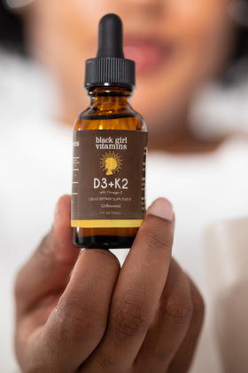 Gouttes de vitamine D3 K2 avec oméga 3 sur une table