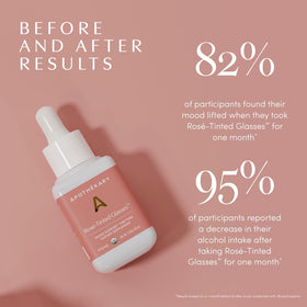 Gouttes liquides Apothékary Rosé-Tinted Glasses dans un cadre naturel