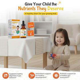 Gouttes liquides Kiddivit sur une table avec des fruits