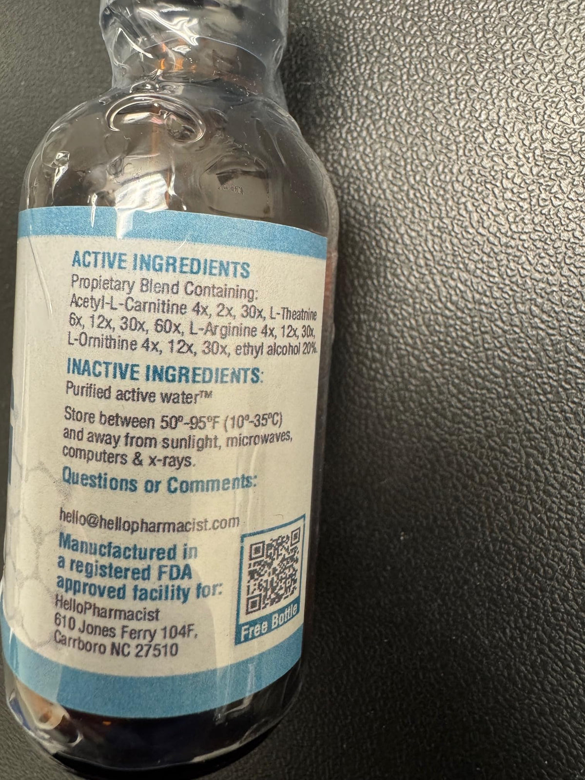 Gouttes métaboliques HelloPharmacist avec une main tenant le flacon