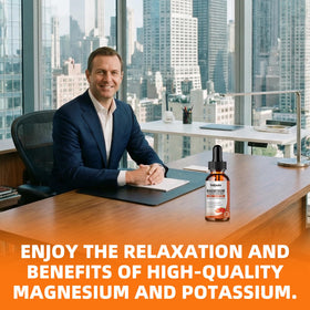Gouttes Potassium Magnésium sur une table avec des fraises fraîches