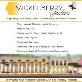 Granules de pollen d'abeille Mickelberry Gardens sur une table en bois