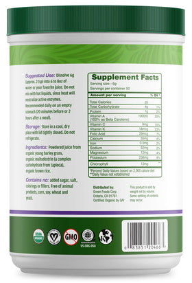 Green Foods Green Magma poudre d'herbe d'orge dans un verre d'eau