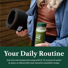 Greens First Ensemble Cadeau avec carafe et poudre sur fond blanc