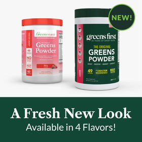 Greens First Poudre de Super-aliments Berry 699g sur une table avec des fruits