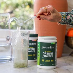 Greens First Poudre de Super-aliments Chocolat, mélange dans un verre