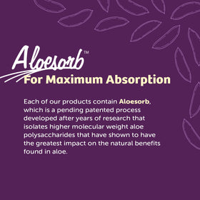 Gros plan sur le gobelet doseur du jus d'aloe vera