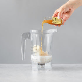 Gros plan sur le shot de jus de bergamote Erbology
