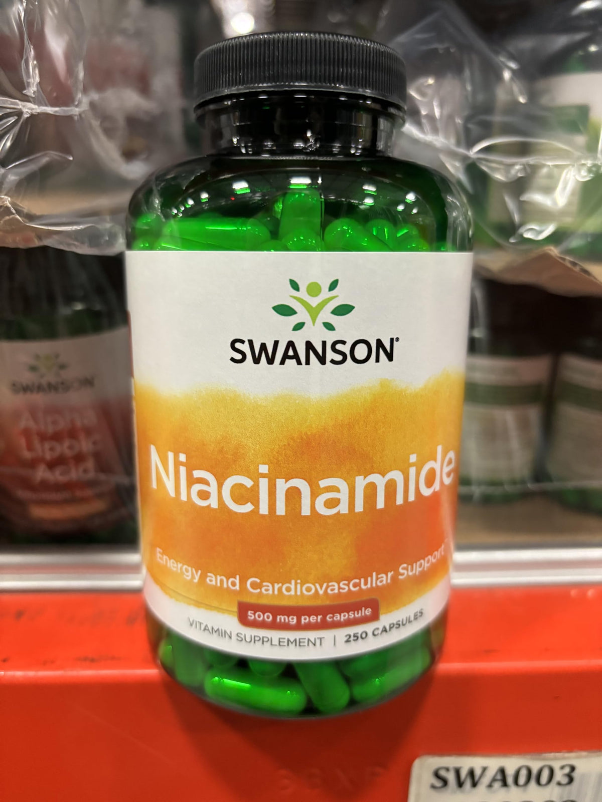 Gros plan sur les capsules de Niacinamide Swanson