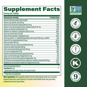 Gros plan sur les comprimés MegaFood Multivitamines Femmes 55+