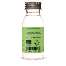 Groupe de bouteilles de jus d'aloe vera Erbology sur une table