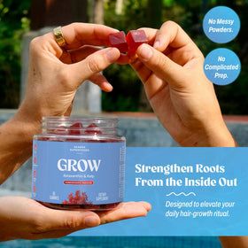 Gummies Akasha Superfoods avec un verre d'eau à côté