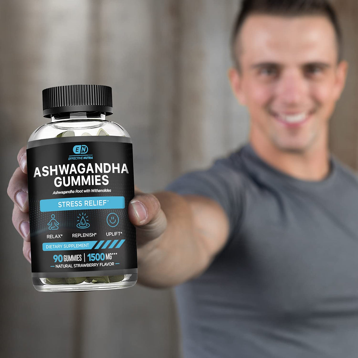 Gummies Ashwagandha Effective Nutra 1500 mg à côté d'une tasse de thé