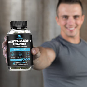 Gummies Ashwagandha Effective Nutra 1500 mg à côté d'une tasse de thé