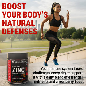 Gummies au Zinc 50mg KEY ELEMENTS avec une main tenant un gummy