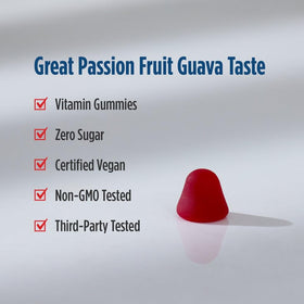 Gummies B12 Nordic Naturals dans une main avec un fond naturel