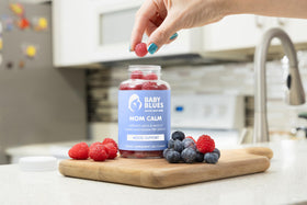 Gummies Baby Blues dans une main, en train d'être prises