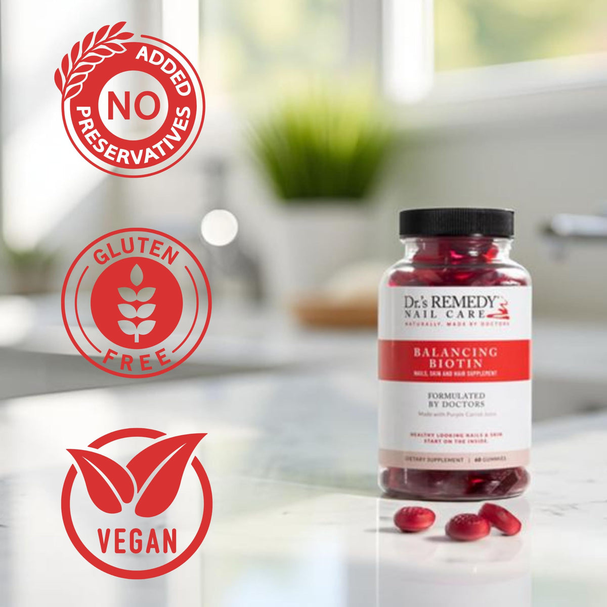 Gummies Biotin Dr.'s Remedy avec une main tenant deux gummies