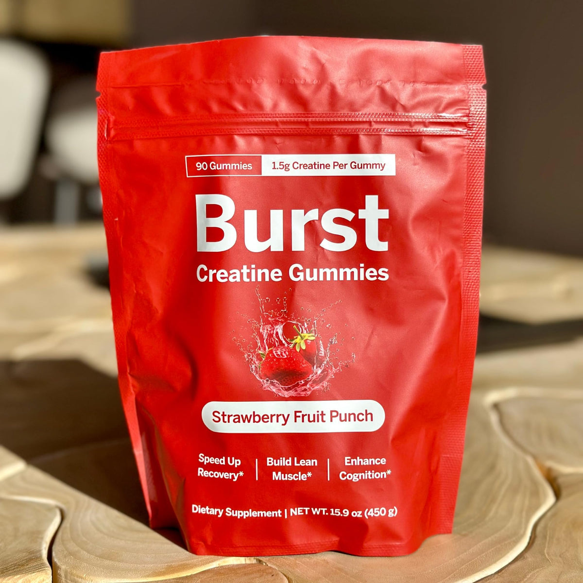 Gummies Burst Creatine sur une table de cuisine avec des fruits