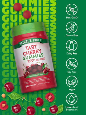 Gummies cerises acidulées Nature's Truth, prises dans la main