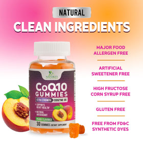 Gummies CoQ10 Nature's Nutrition dans une main avec un verre d'eau