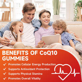 Gummies CoQ10 sur une table avec un verre d'eau à côté