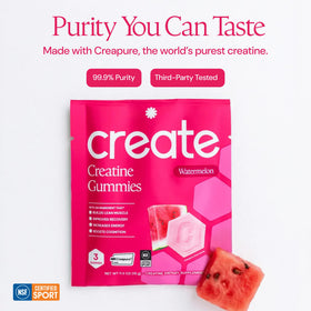 Gummies créatine Create en train d'être prises avec une bouteille d'eau