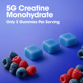 Gummies créatine Optimum Nutrition avec une portion dans une main