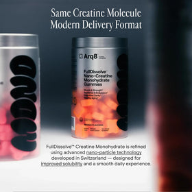 Gummies de créatine ARQ8 LONGEVITY dans la main