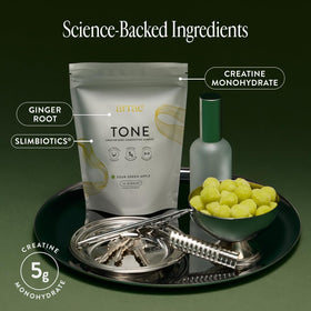 Gummies de créatine Arrae sur une table, mise en scène avec des accessoires de fitness
