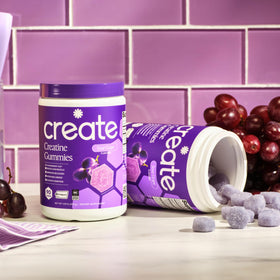 Gummies de Créatine Create avec des ingrédients en arrière-plan