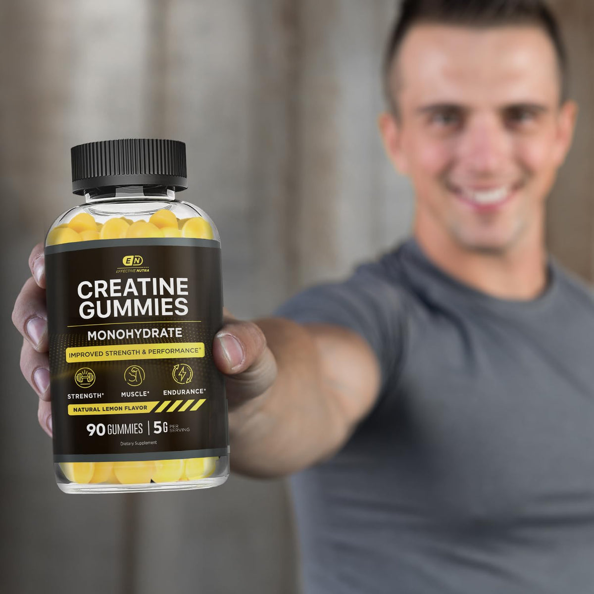 Gummies de créatine Effective Nutra avec un verre d'eau