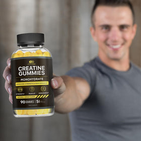 Gummies de créatine Effective Nutra avec un verre d'eau