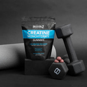 Gummies de créatine INVIGOR8 dans un bol, prêts à être consommés