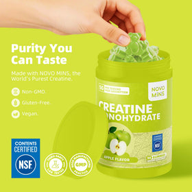 Gummies de créatine monohydrate Novomins, prise en main avec une main