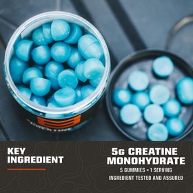 Gummies de créatine MTN OPS à côté d'une bouteille d'eau