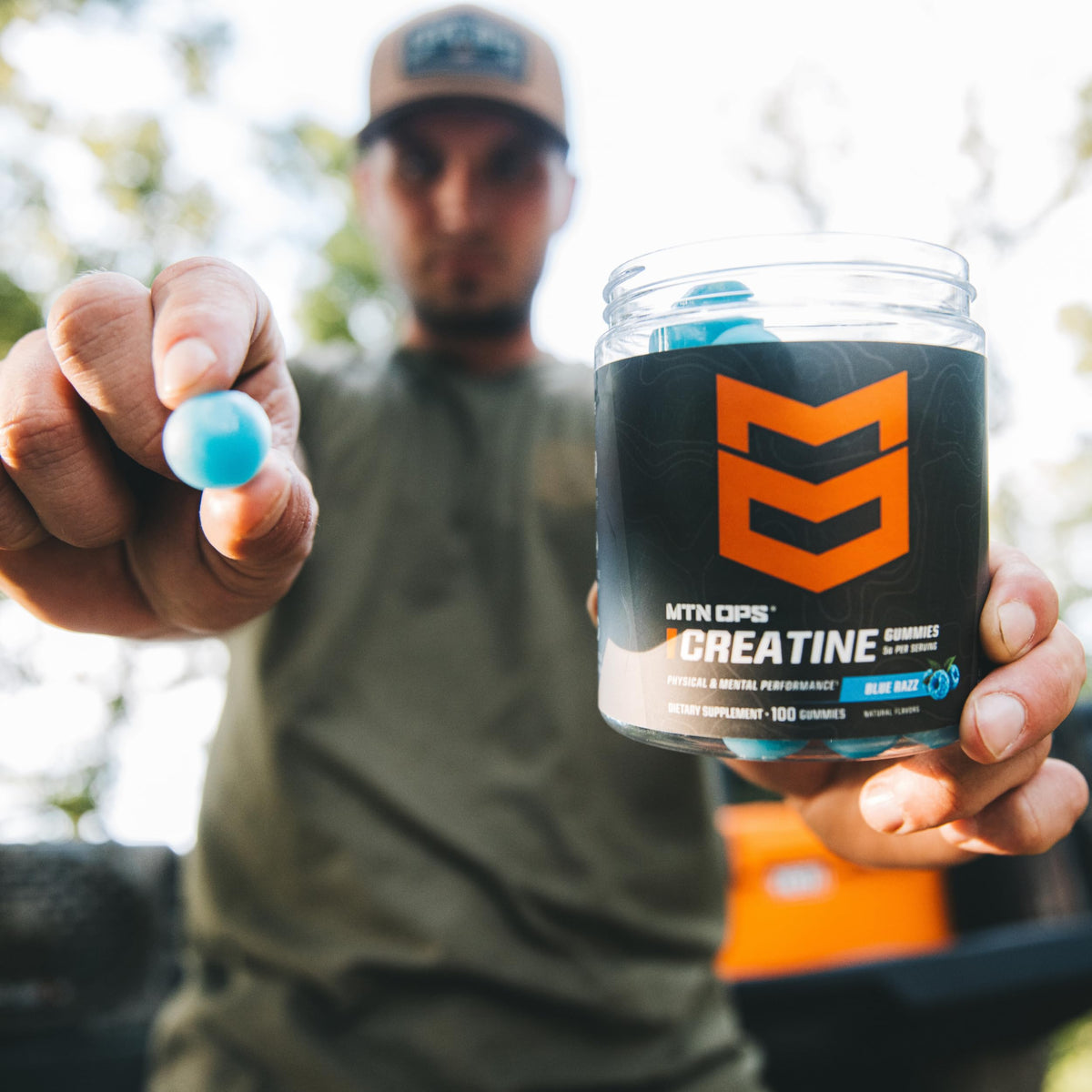 Gummies de créatine MTN OPS sur une table avec d'autres compléments