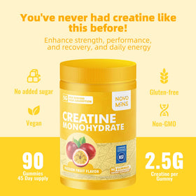 Gummies de créatine Novomins dans une main, mise en scène sportive