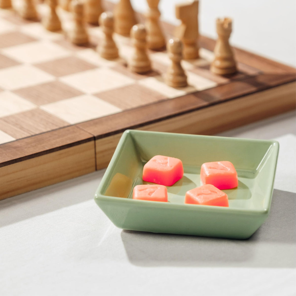 Gummies de créatine VYBRANCE LABS sur une table de gym