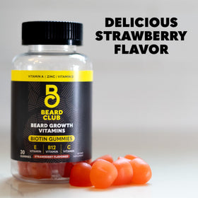 Gummies de croissance de barbe à la biotine The Beard Club avec une main
