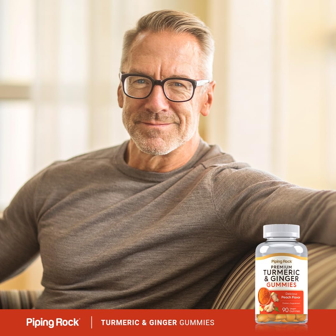 Gummies de Curcuma et Gingembre Piping Rock dans une main, prêt à être consommé