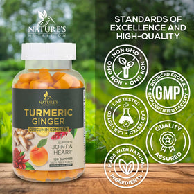 Gummies de curcuma Nature's Nutrition, prise en main avec une main