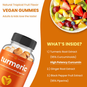 Gummies de curcuma NutraChamps avec un verre d'eau à côté