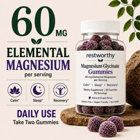 Gummies de magnésium glycinate Restworthy, prise en main avec un fond neutre