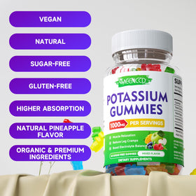 Gummies de potassium dans une main, prêtes à être consommées.