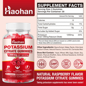 Gummies de potassium Haohan dans une main avec un fond de nature
