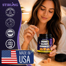 Gummies de sommeil STIRLING à côté d'un verre d'eau